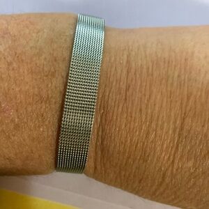 Beautiful silver tone bracelet 7 1/2”